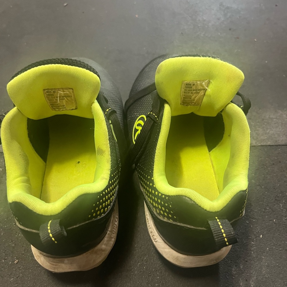 Bot’s Black baseball cleats